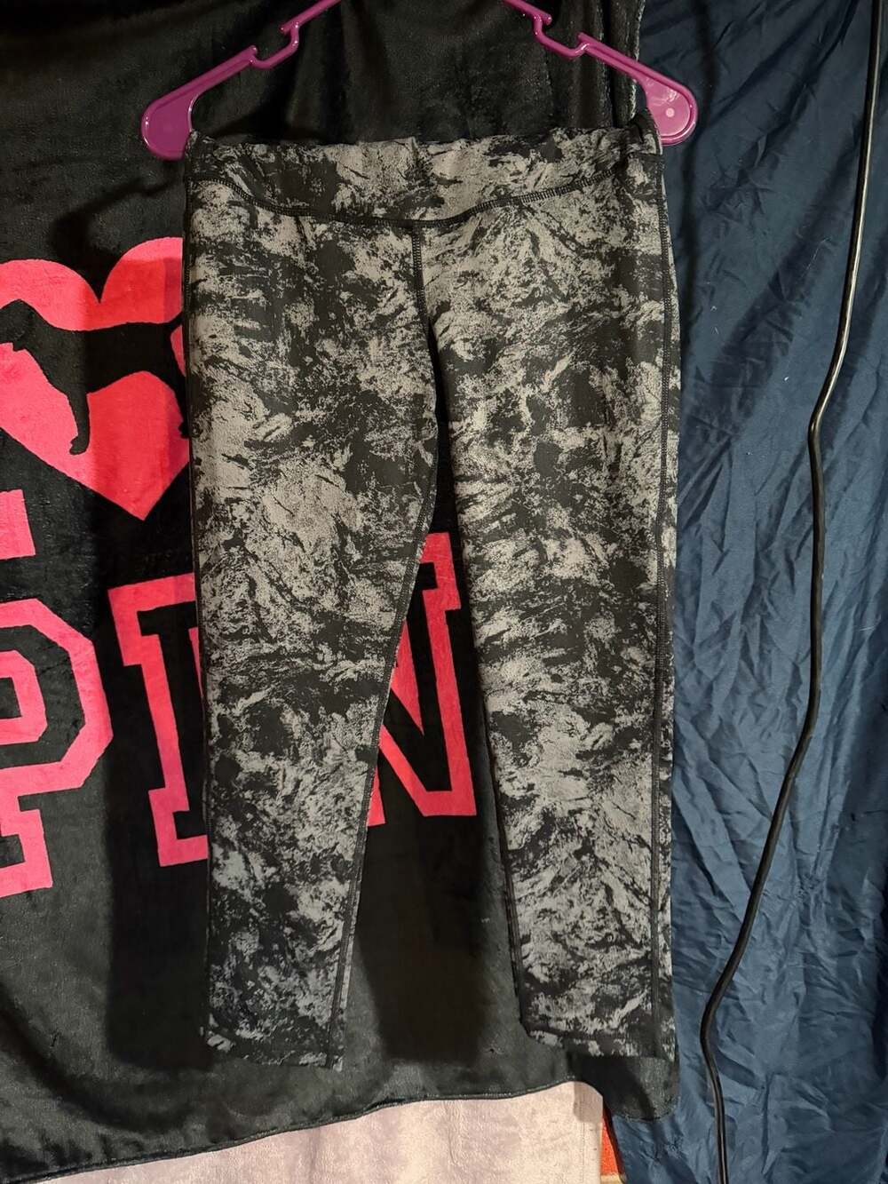 Oalka Women's Size S Black and Grey Marble Print Athletic Leggings